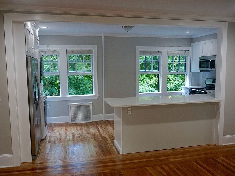 1st image of 202 Burns St #2