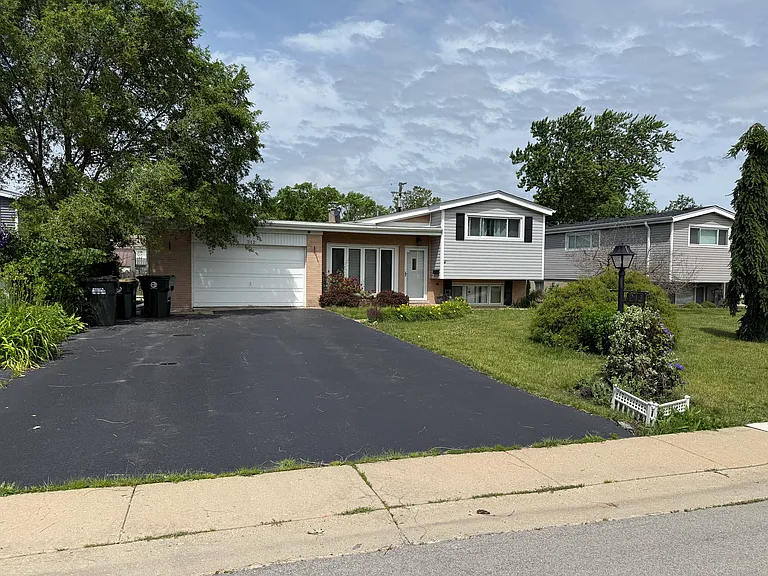 212 Valerie Ct — Photo 2