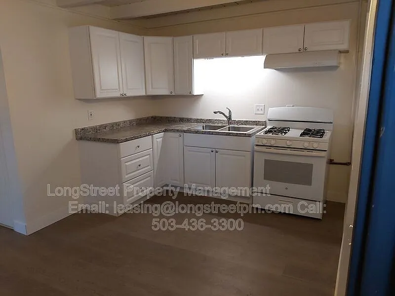 Building Photo - 350 SE Lilly Ave #3