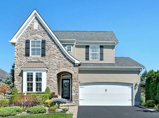 4 E Raphael Ln, Farmingdale, NJ 07727