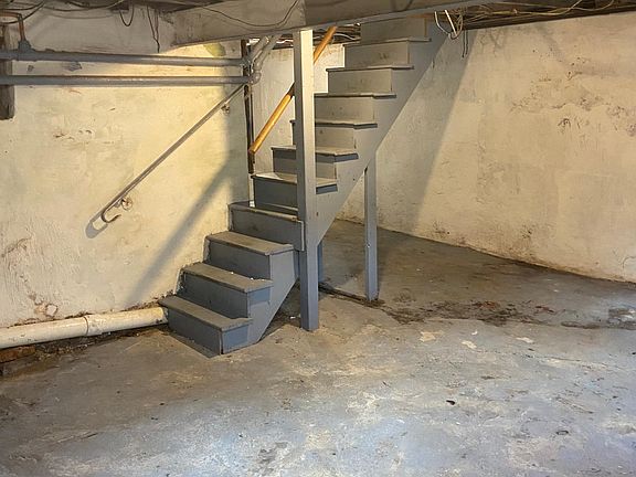 5th image of 2411 W Mayfield St