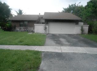 9555 Saddlebrook Dr, Boca Raton, FL 33496