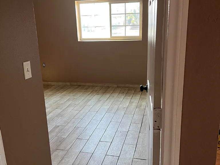 943 W C St — Photo 3