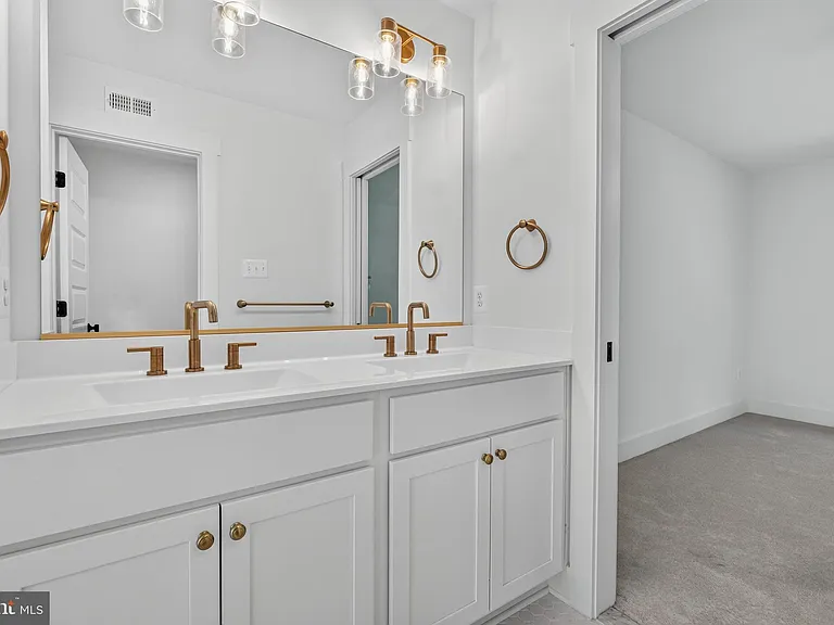 1490 Thurston Rd — Photo 32