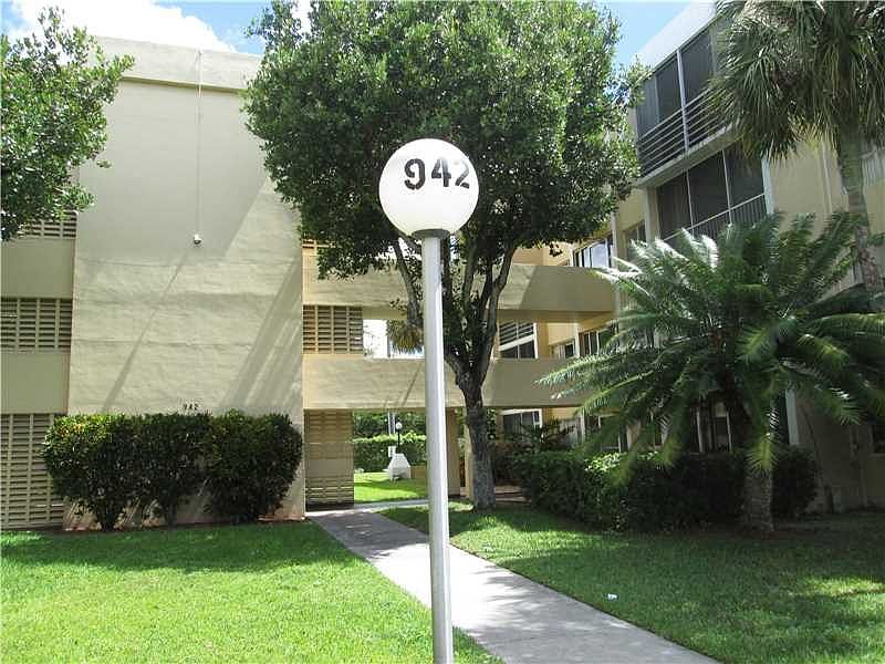 1st image of 940 NE 199th St APT 112