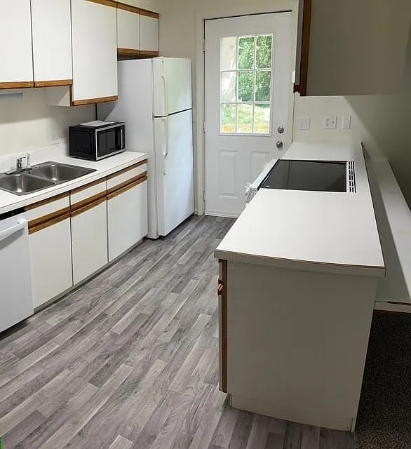 3 bed, 2.5 bath, 1350 sqft, $1,600 — Photo 4