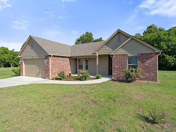 2nd image of 192 Twin Creeks Ln