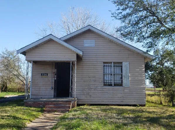 736 W 14th St, Port Arthur, TX 77640