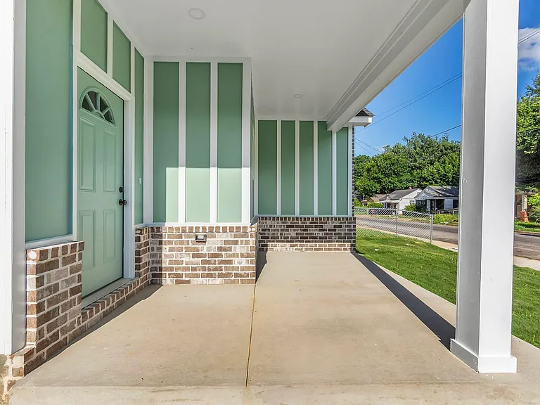 2132 Lyon Ave — Photo 3
