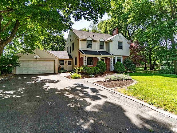 2nd image of 206 E Oak Park Dr