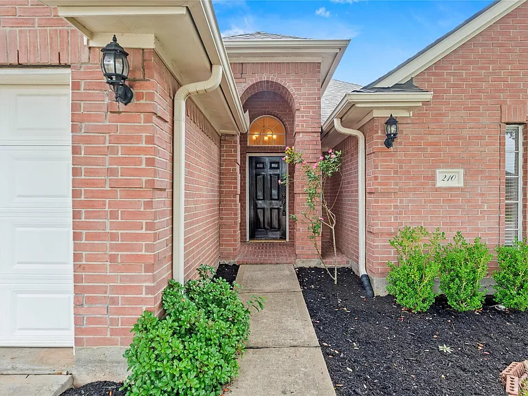 210 Leisure Dr — Photo 3