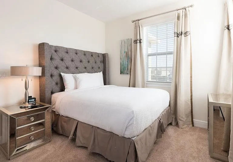 Suite 4: 1 Queen Size Bed 60"*80"