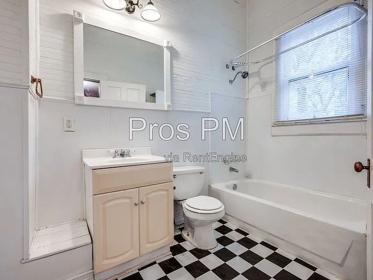 912 N Elm St — Photo 8
