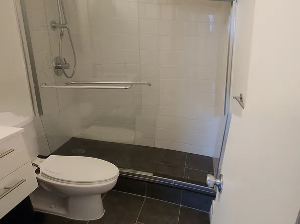 25-40 Shore Boulevard image 6 of 24