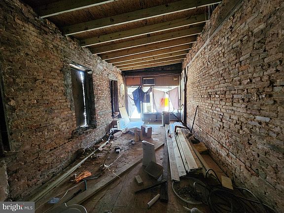 4th image of 1056 N Luzerne Ave