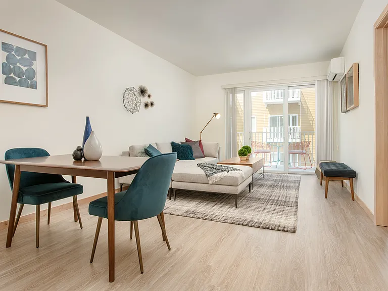 1 Bed / 1 Bath - 702 SF - Dining & Living Room