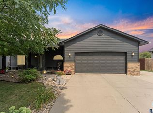 1002 Hemlock St, Harrisburg, SD 57032