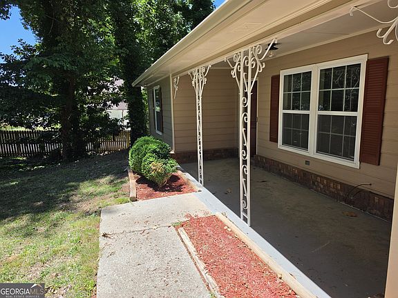 3rd image of 586 Ridge Ave SW