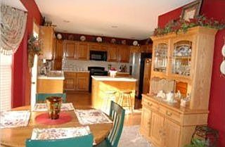 4th image of 906 S 132nd St