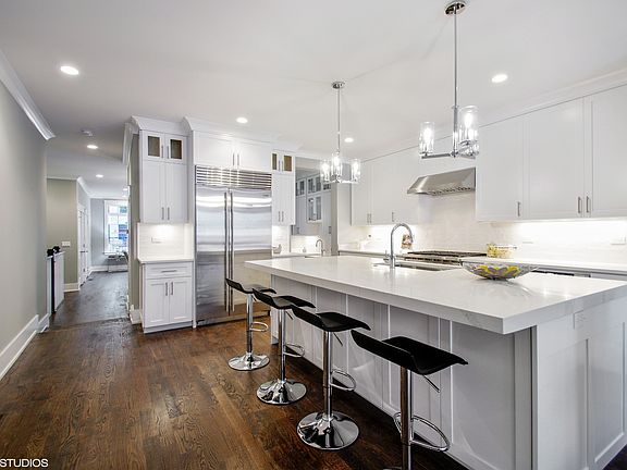 5th image of 711 W Buckingham Pl APT 1E