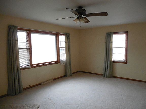 3rd image of 410 Oakdale St