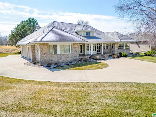 709 Cherry Hill Ln, North Sioux City, SD 57049