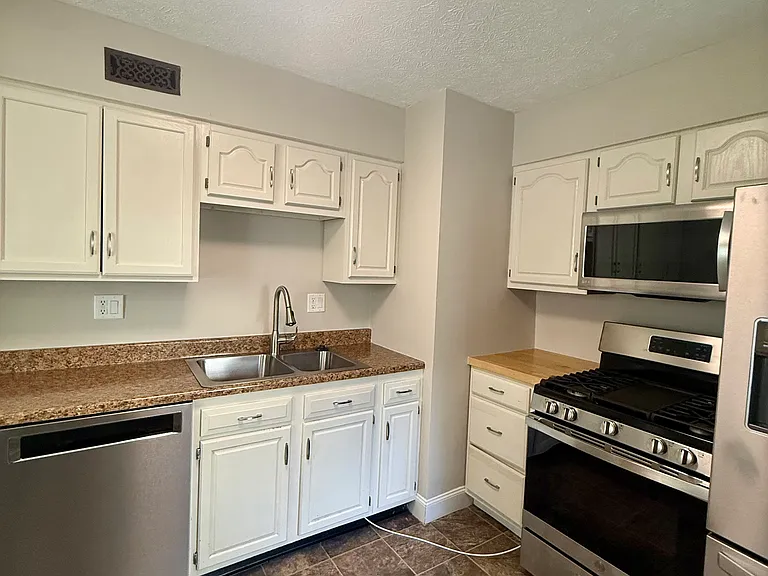 129 The Brooklands Ave — Photo 8