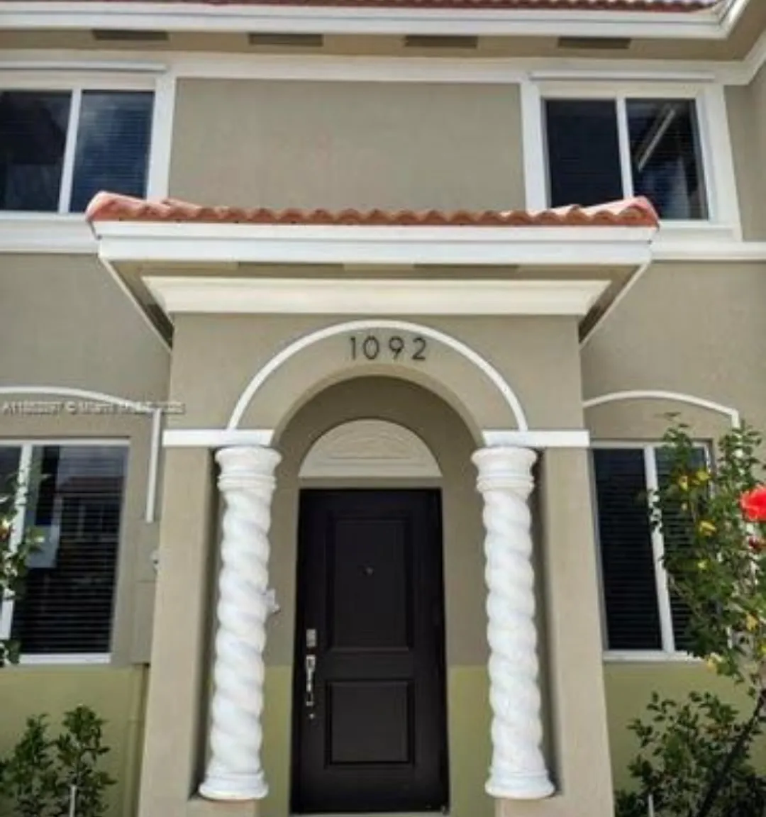 3 bed, 2.5 bath, 1302 sqft, $2,400 — Photo 1
