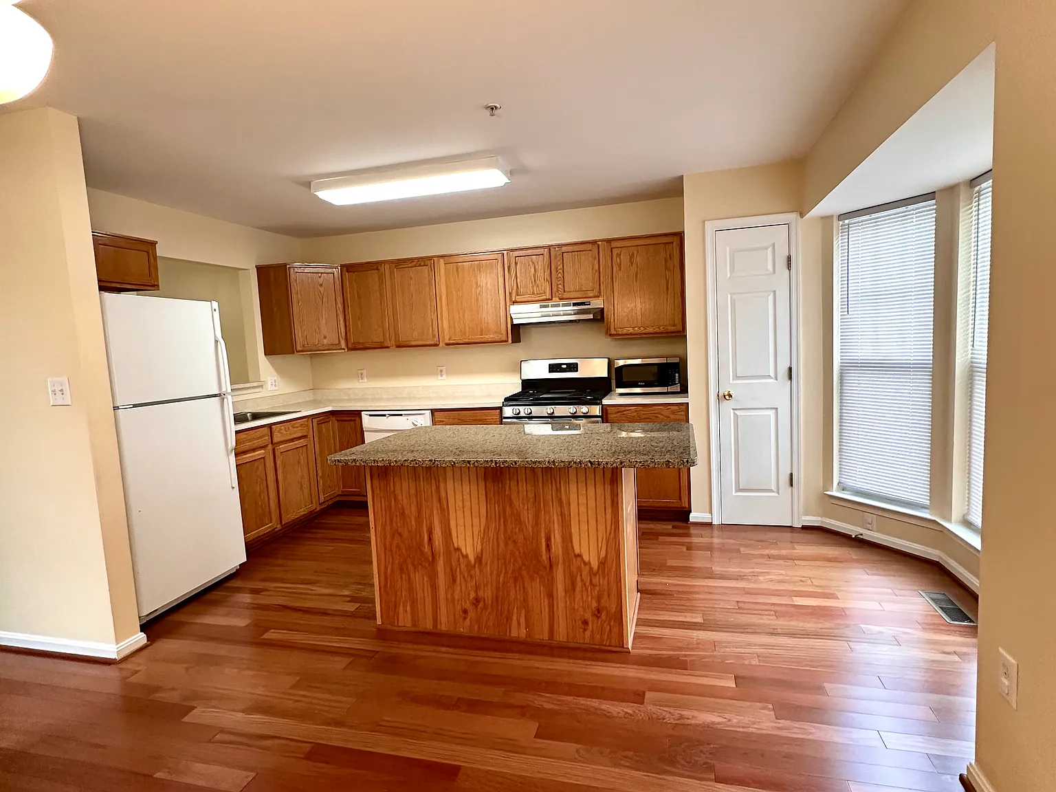 3 bed, 2.5 bath, 1852 sqft, $2,950 — Photo 3