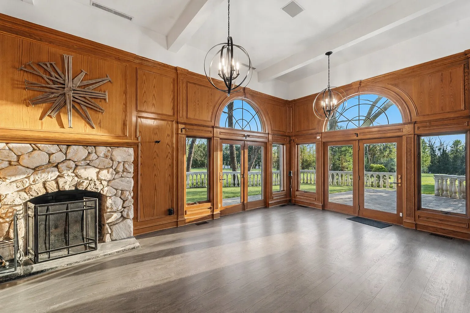 6 bed, 5.5 bath, 6000 sqft, $12,900 — Photo 3