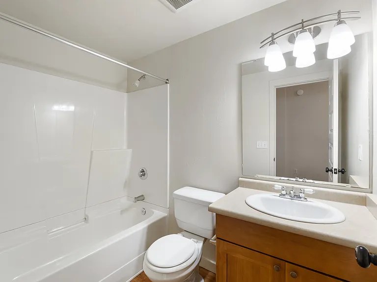 Milwaukee Apartments — Photo 24