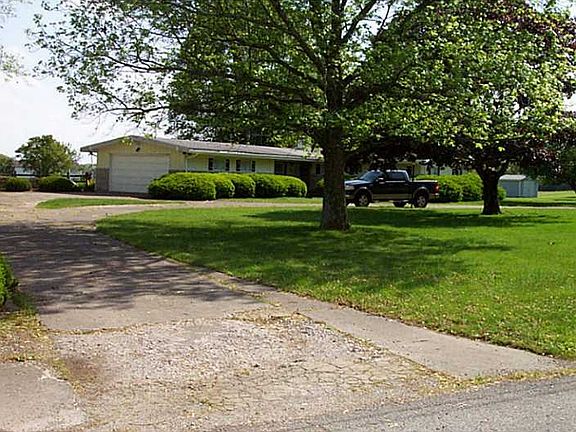 Exterior Front. Circular Driveway with plenty of parking on  approximately 1 Acre!