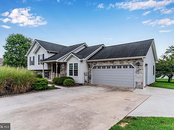 3rd image of 118 Lodge Ln