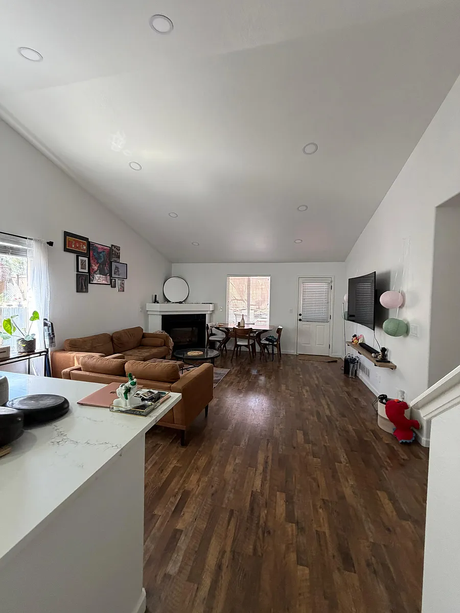 Building Photo - 567 W 91st Dr