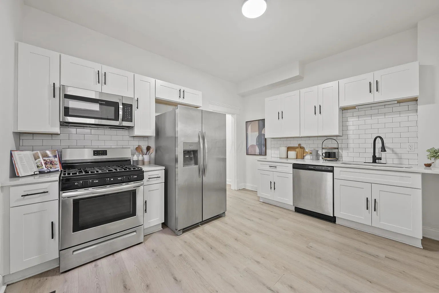 550 W Town St photo 1