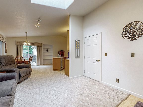 4th image of 2110 Foxwood Dr