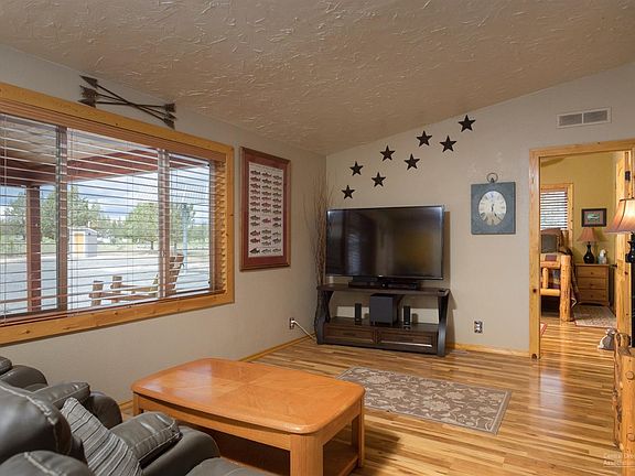 3rd image of 5620 SW Knoll Dr