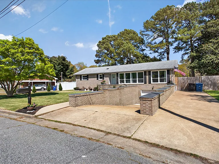 403 Holloway Dr — Photo 42