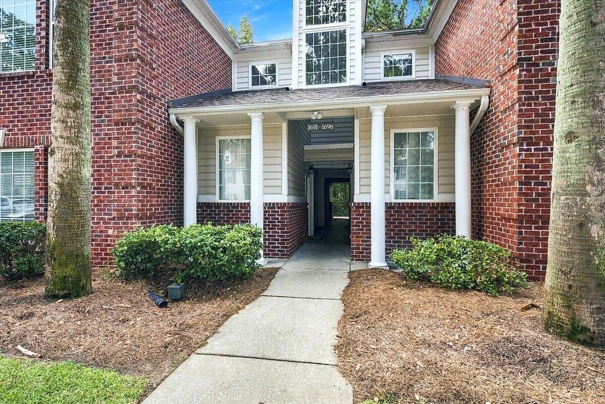 3 bed, 2.0 bath, 1494 sqft, $2,950 — Photo 3