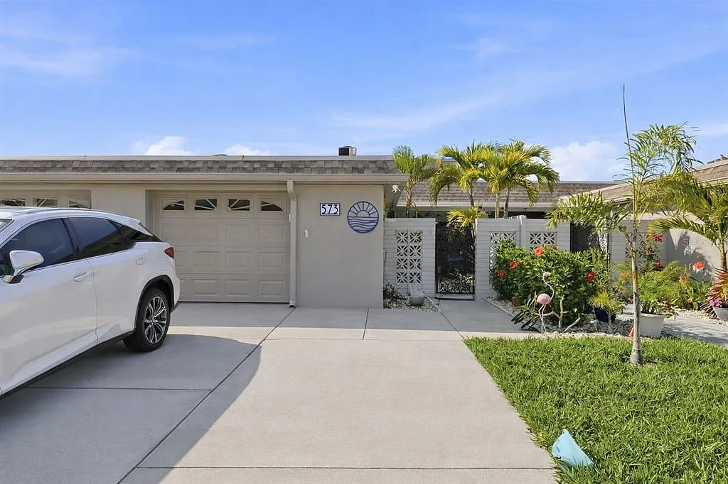 2 bed, 2.0 bath, 1400 sqft, $3,650 — Photo 3
