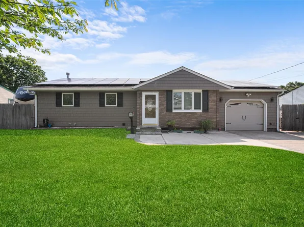 2705 Connecticut Avenue, Medford, NY 11763