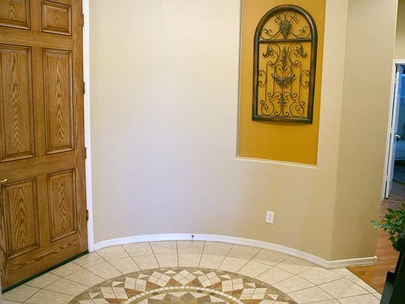 Spacious Foyer with 6 foot Mediallion.Several nitches for your Artwork!