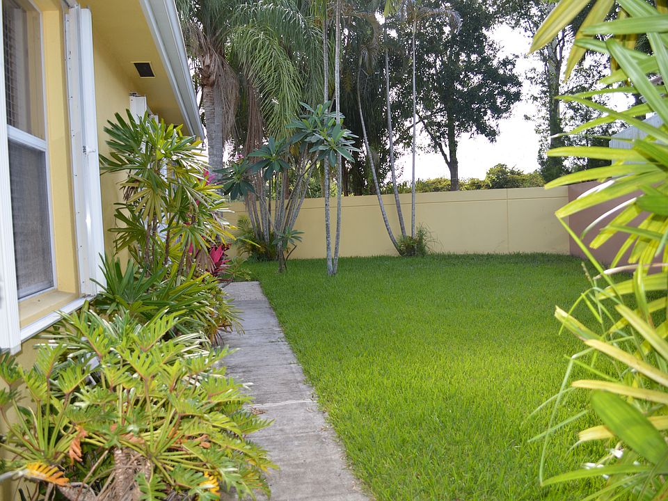 Outdoor Living Space (side)