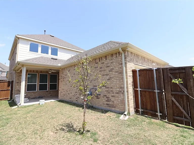 1422 Bellingham Ln — Photo 21