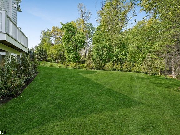 3rd image of 25 Beverly Rd
