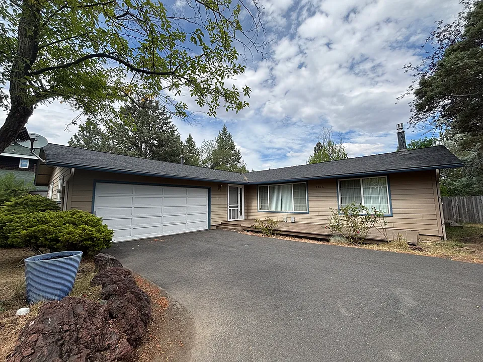 2816 NE Lapoint Ct