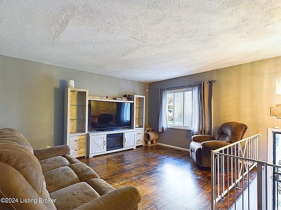 3rd image of 5109 Regent Way