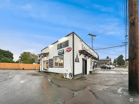 4th image of 11016 Valley Ave E