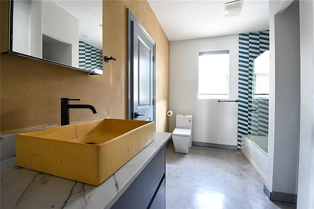3402 Octavia St — Photo 9