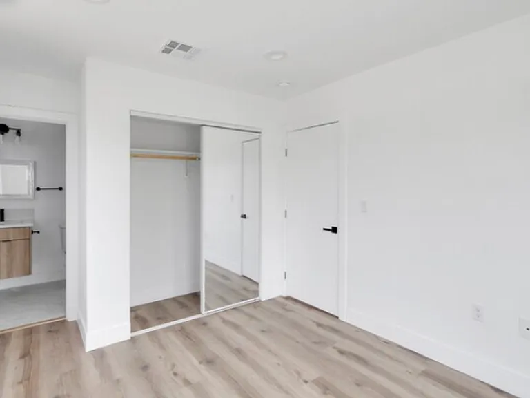 1146 N Sycamore Ave — Photo 9
